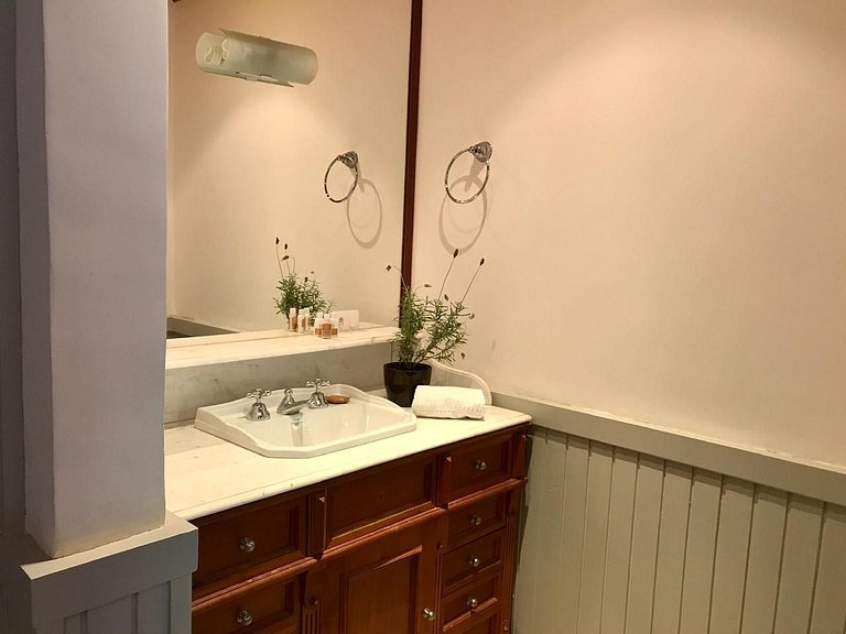 Suíte tripla e banheira de hidromassagem