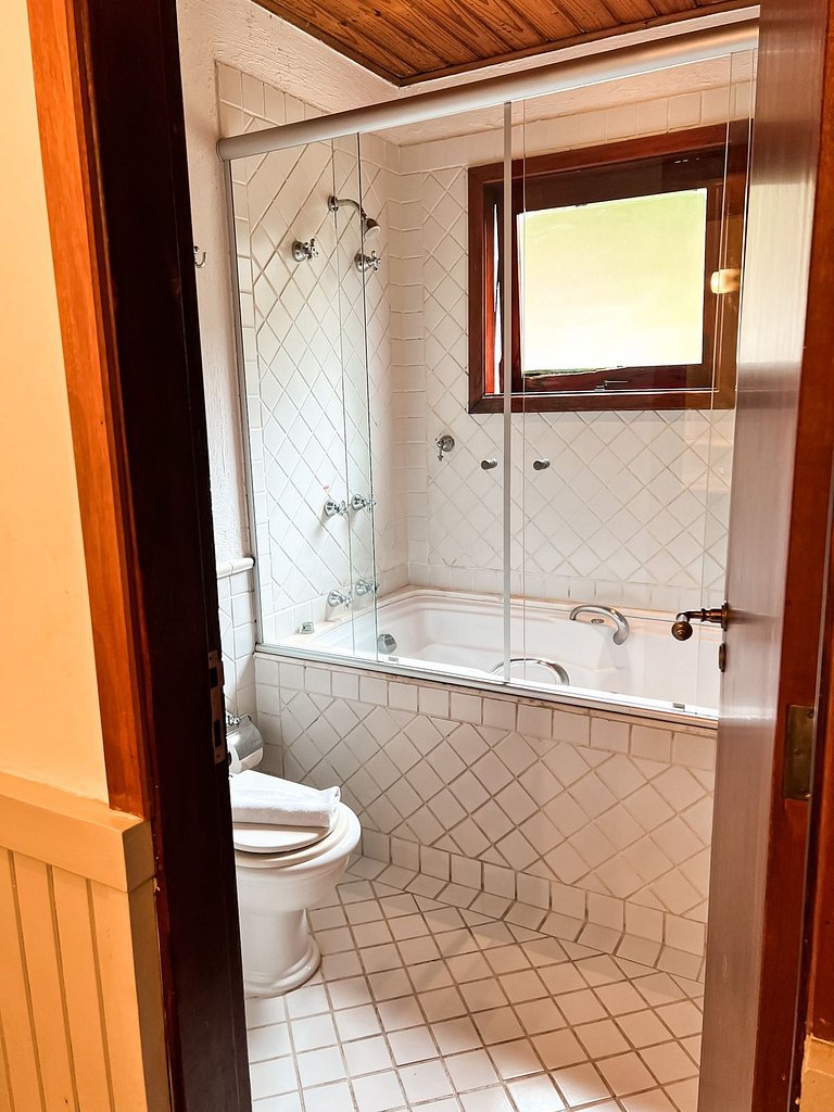 Suíte tripla e banheira de hidromassagem