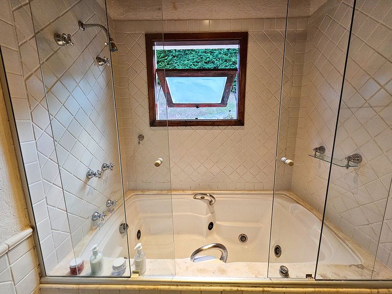 Suíte tripla e banheira de hidromassagem