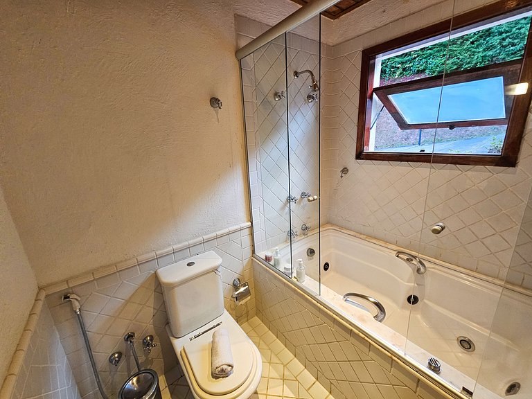 Suíte tripla e banheira de hidromassagem